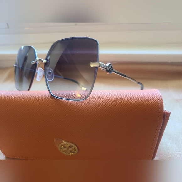 NEW & AUTHENTIC SUNGLASSES TORY BURCH MODEL 6080, 58-15-140 COLOR SILVER